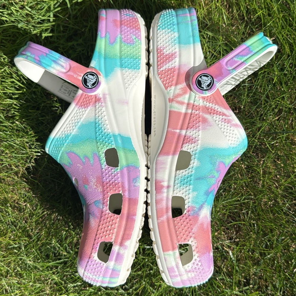 CROCS Classic Tie-Dye Graphic Clogs Women’s Size 9 - Picture 2 of 7